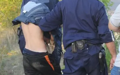 Пияни шофьори без книжка атакуват полицаи с брадви, бутилки и дъски