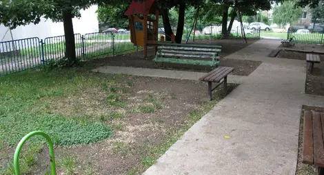 Вандали откраднаха вратичките и кошчета от детска площадка