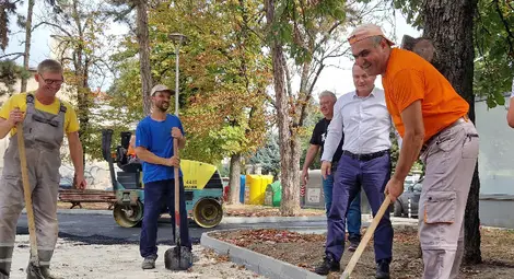 Пенчо Милков огледа ремонта на специализирана зона за детски игри