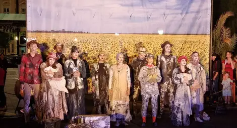 Живите статуи разказаха драмата на бежанците от войните - &bdquo;хора като нас, хора като вас&ldquo;