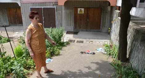 Торбички с боклук летят към цветните градинки пред блок &bdquo;Потсдам 2&ldquo;