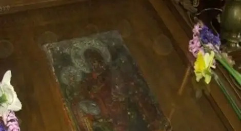 Чудо: Икона на 300 години излъчва топлина