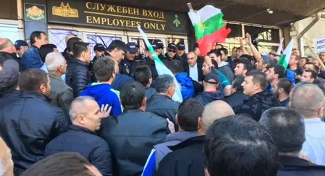 Земеделци окупираха центъра на София, опитаха да нахлуят в министерството