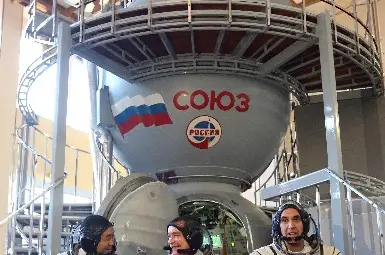 Астронавти направиха кръгче с капсула около МКС