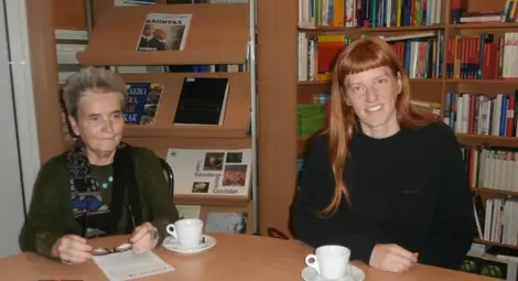 Зора Кройцер /вдясно/ призна, че в Русе вижда малко цветове.  Снимка: Авторът