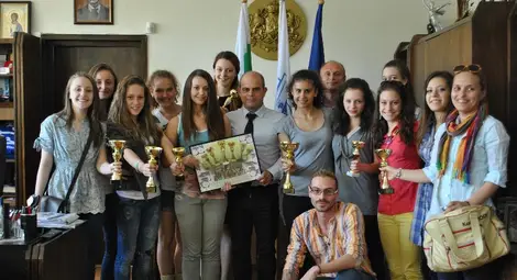 Стоилов посрещна в кабинета си върналите се с 16 национални купи танцьори от "Фрийдъм"