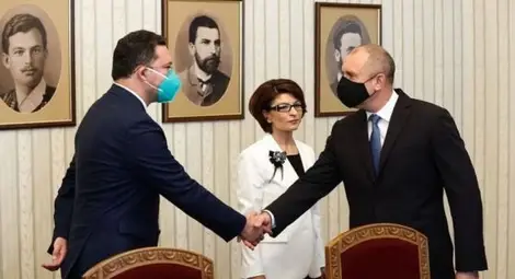 Президентът Радев връчва втория мандат на ГЕРБ-СДС Президентът Радев връчва втория мандат на ГЕРБ-СДС