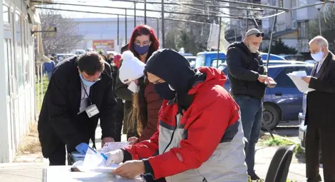 Продължават да растат опашките от безработни пред Бюрата по труда