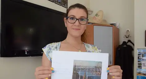 Лилия Манолова изтегли талона на победителката. 	                Снимка: Красимир СТОЯНОВ