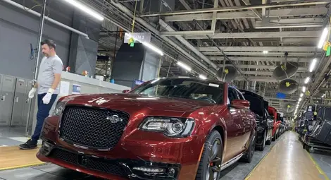 В края на 2023 година от конвейра слезе един от популярните у нас модели - 300С. Той има специален статут заради мощния си „Хеми“ двигател. В края на 2023 година от конвейра слезе един от популярните у нас модели - 300С. Той има специален статут заради мощния си „Хеми“ двигател.