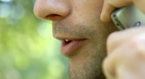 Комисията за защита на потребителите забрани на телеком да подвежда възрастни хора