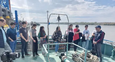 Представители на Младежкия парламент в Русе се запознаха с апаратурата на модерния катамаран &bdquo;Дунав 1&ldquo; за измерване на речното дъно