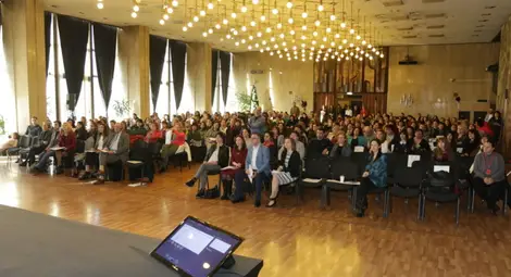 На 14% от учениците им се налага да работят