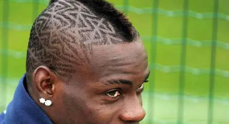 Този луд, луд Балотели шашна съблекалнята с татуирано проклятие на Чингиз хан