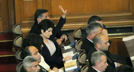 Депутати учат английски и немски с държавни пари