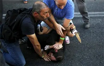 Шестима наръгани на гей парад в Израел Шестима наръгани на гей парад в Израел