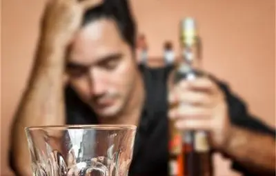 Алкохолът да не се консумира на гладно, а с мезе и чаша студен чай, или вода