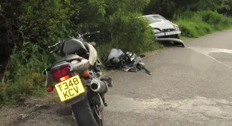 Мощното кавазаки с английски регистрационен номер се е ударило челно в русенски опел. Снимка: Русе медиа