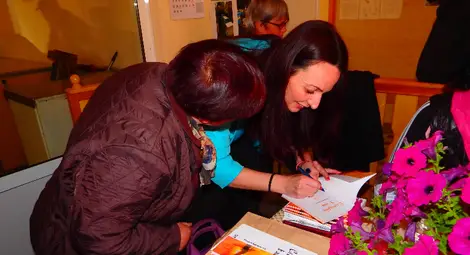 Пенсионерският клуб в Ценово покани на творческа среща поетесата Мария-Богомила /галерия/