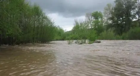 Бели Лом преля край Нисово и наводни пътя за Щръклево