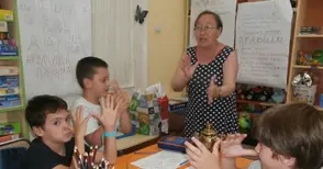 Деца учат руски приказки и песни  през ваканцията в библиотеката