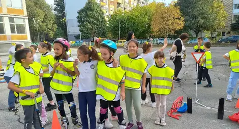 "Движи се безопасно!" - забавно и полезно състезание в русенското училище "Възраждане" /галерия/ "Движи се безопасно!" - забавно и полезно състезание в русенското училище "Възраждане" /галерия/