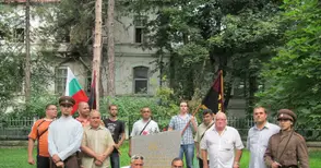 Гранитна плоча напомня за основателите на Тайното офицерско братство в Русе