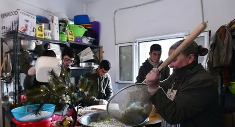 Сирийски майстор готвач гощава бежанци в гръцки лагер