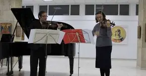 Световноизвестна цигуларка свири в социални домове