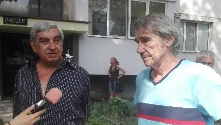 Димо Нанков /вляво/ и Рафаел Трифонов разказват как се е развил и е потушен пожарът.                                  Снимки: Авторът