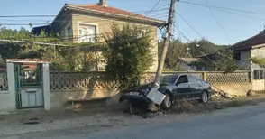Издирват пилот на БМВ за прекършен стълб в Николово