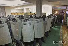 Неизвестни нахлуха в парламента на Крим