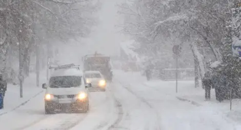 Окрадени и разкривени огради срещу сняг допълнително влошили положението по пътищата