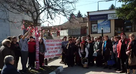 Окичиха с мартеници дървото на сполуката в Ценово
