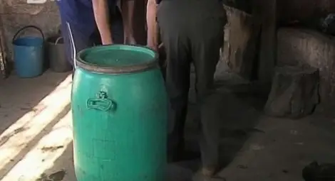 Заловиха още тонове домашна ракия-убиец Заловиха още тонове домашна ракия-убиец