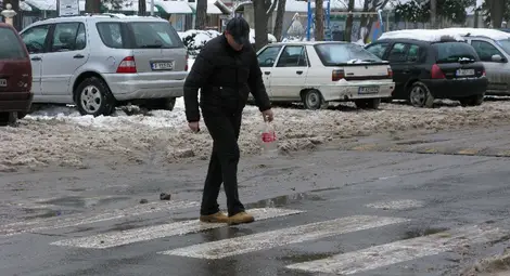 И шофьори, и пешеходци страдат от хлъзгави пешеходни пътеки