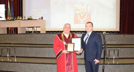 Академик Христо Белоев получи почетното звание "Доктор хонорис кауза" на Русенския университет