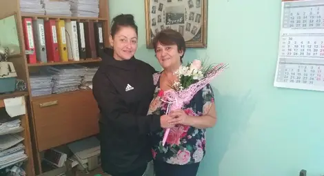 Мирела /вляво/ дойде лично да поздрави рожденичката. Снимка: Авторът Мирела /вляво/ дойде лично да поздрави рожденичката. Снимка: Авторът