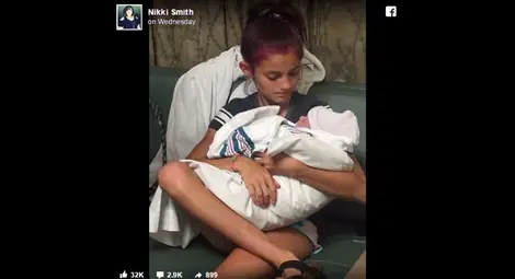 Момиченце изрод&ugrave; сам&oacute; малкото си братче 