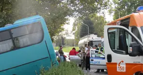 Двама в болница със счупен крак и алергичен шок след нелепа катастрофа на градски автобус