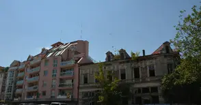 Подхващат потъналите в немара  архитектурни уникати в центъра