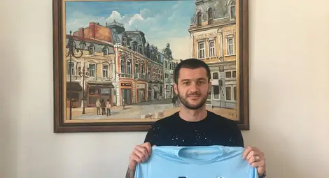 Ни вест, ни кост от Исмаил Иса - футболистът не вдига телефона с