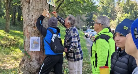 Ученици от СУ „Васил Левски“ и Дойче шуле участваха в поставянето на маркировка екопътеката, по нея на 30 септември ще работи и екоклубът на Строителната гимназия. Снимка: Община Русе Ученици от СУ „Васил Левски“ и Дойче шуле участваха в поставянето на маркировка екопътеката, по нея на 30 септември ще работи и екоклубът на Строителната гимназия. Снимка: Община Русе