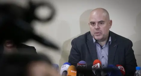 Двама лекари и фармацевт са задържани за незаконна търговия с лекарства