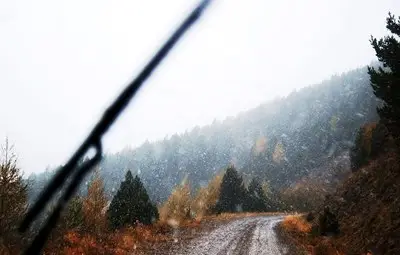 Силен вятър в 16 области в понеделник, сняг в Североизточна България