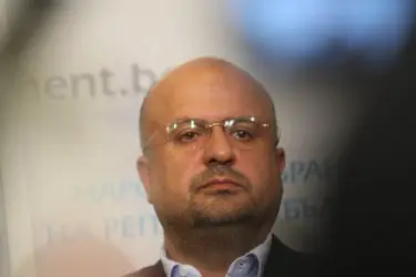 Камен Костадинов напуска парламента заради феномена 9/9