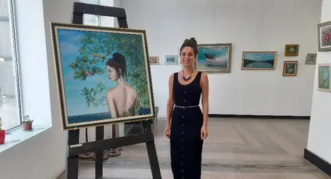 Чудомира Чернева пред любимата си картина &bdquo;Смокиново време&ldquo;.