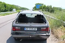 Шофьор блъсна аварирала кола и избяга