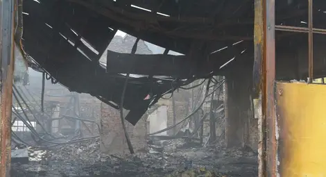 Адски пожар изпепели автосервиз, дърводелски цех и склад за пластмаса