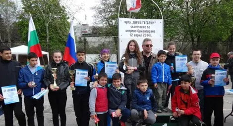 100 ученици тичаха с компас за Деня на космонавтиката